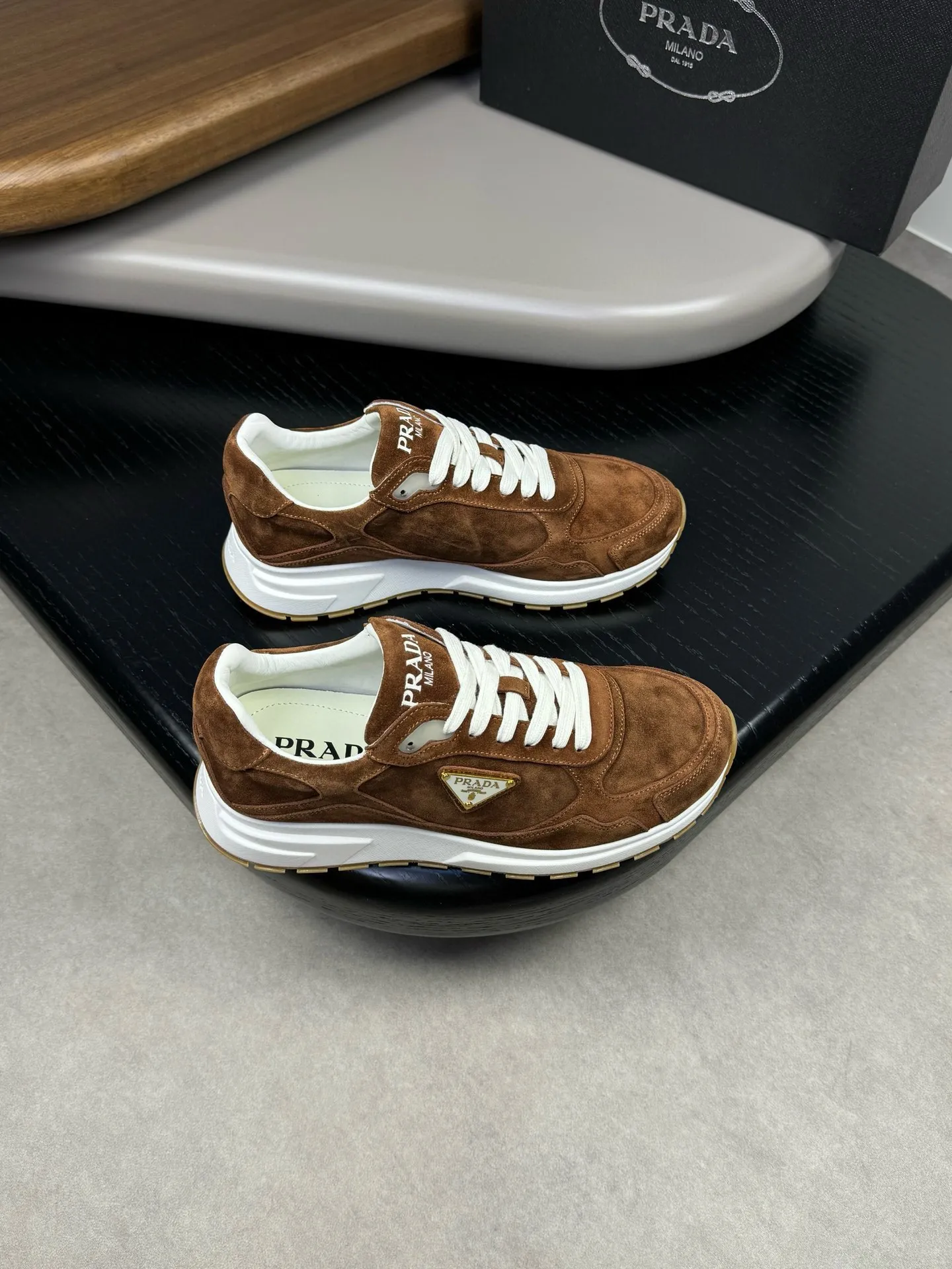 Batch 420, Prad* Prada's new men's thick-soled leather sports and casual shoes are made of imported high-value suede cowhide, combining elegant style and innovative design. The outer side is decorated with an enameled metal triangle logo, and the 4.5cm concave and convex rubber thick sole is full of modern style. The Prada letter logo is decorated on the heel and tongue, all of which illustrate the brand style. , soft, light, comfortable and durable on the feet! 38-44